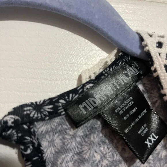 Black skull and Daisy dress - Picture 3 of 4